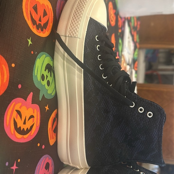 Converse Chuck Taylor All Star High Top Sneaker black floral lace over navy - Picture 4 of 9